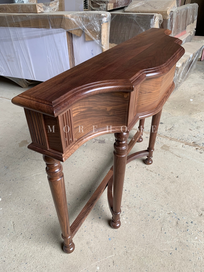 khách của bạn
Màu nâu trầm ấm của bàn console với những đường cong đẹp mỹ miều từ gỗ tự nhiên óc chó sẽ tôn lên nét đẹp sang trọng cho góc phòng khách của bạn.